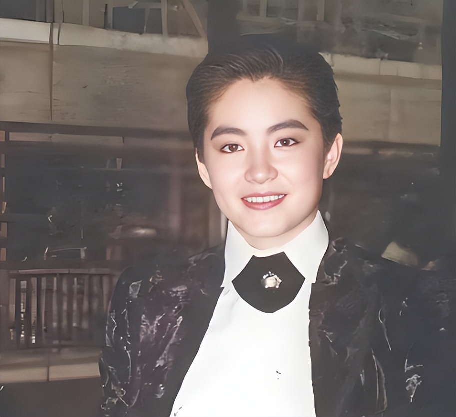 短发女明星机场_短发造型经典女星_港圈短发美女