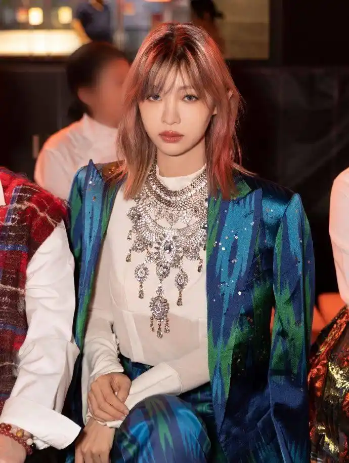 痞幼早期写真照小太妹形象曝光_痞幼抽烟机车女神形象争议_网红痞幼黑料照片,