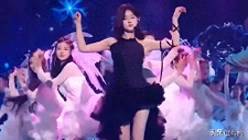 赵露思泰国演唱会 内衣外穿 擦边争议_女明星内衣秀